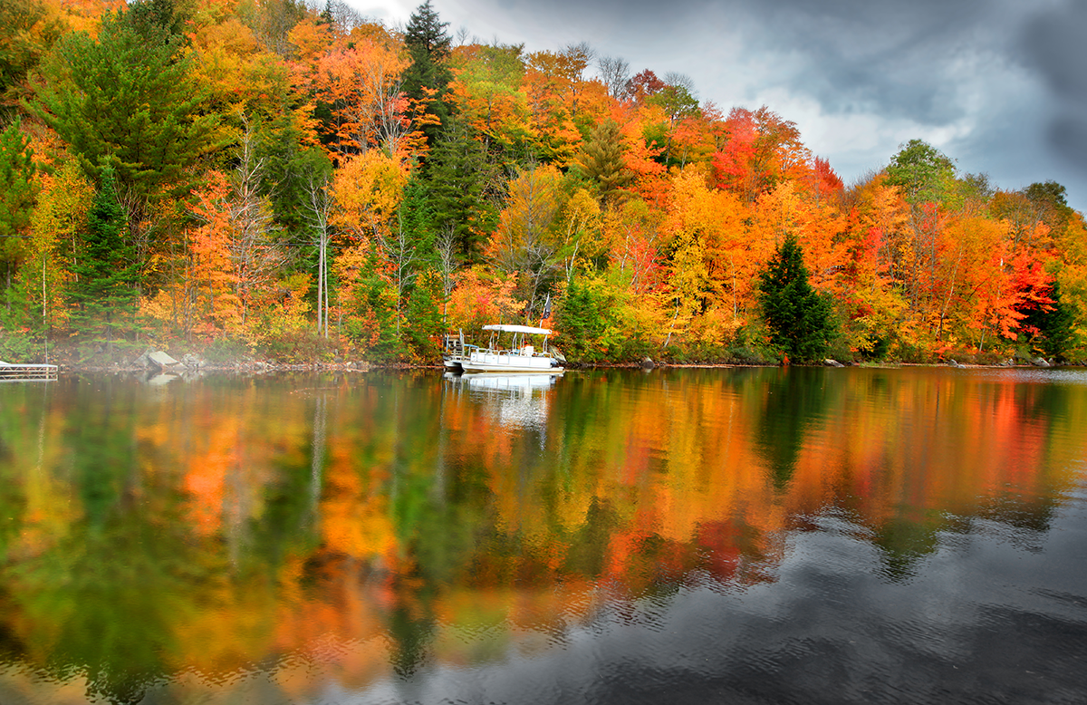 A picture of 5 Reasons To Buy A Lake House This Fall